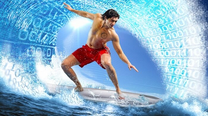 серфингист на цифровой волне